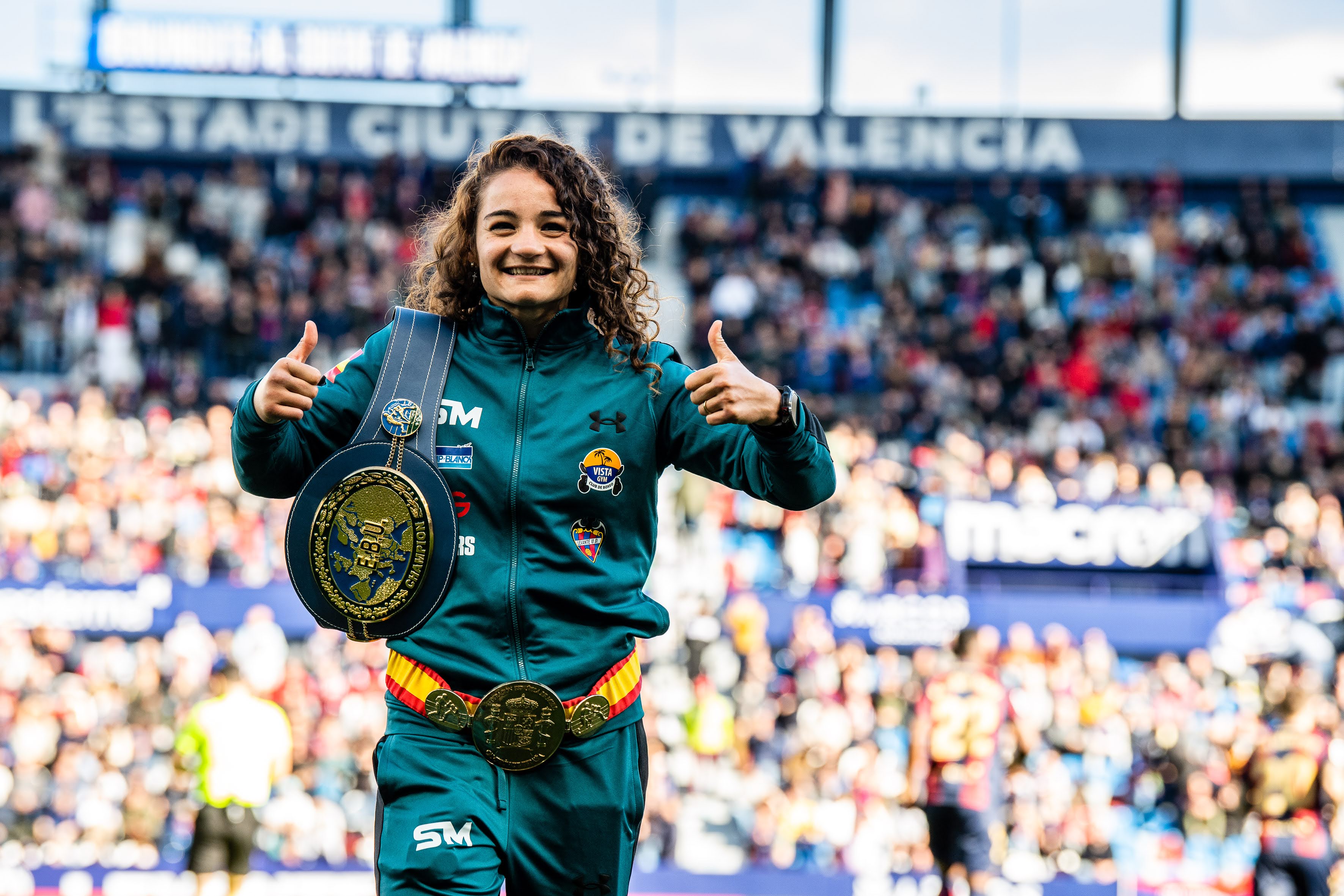 La boxeadora levantinista Sheila Martínez realiza el saque de honor ...