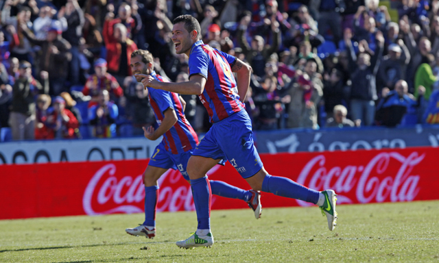 Navarro celebra un gol con el Levante