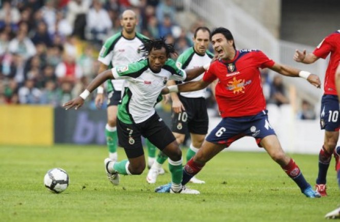 Tchité, con la pelota controlada Tchité, con la pelota controlada