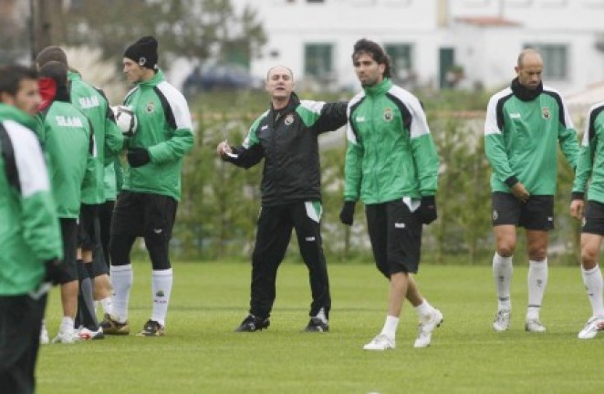 Fede Casta&ntilde;os da instrucciones a los jugadores