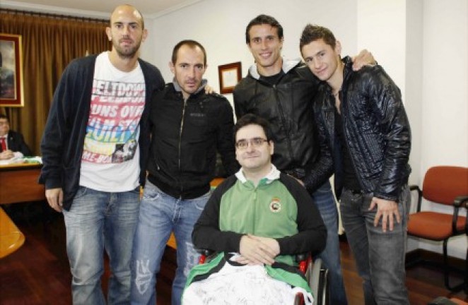 Colsa, Munitis, Christian y Sepsi, con el aficionado Luis Izaguirre