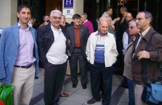 Velado conversa con los ex jugadores