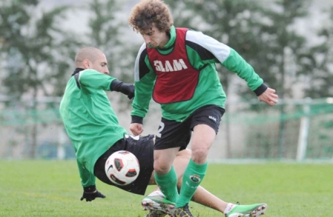 Javi Mart&iacute;nez Barrio dribla a Ariel