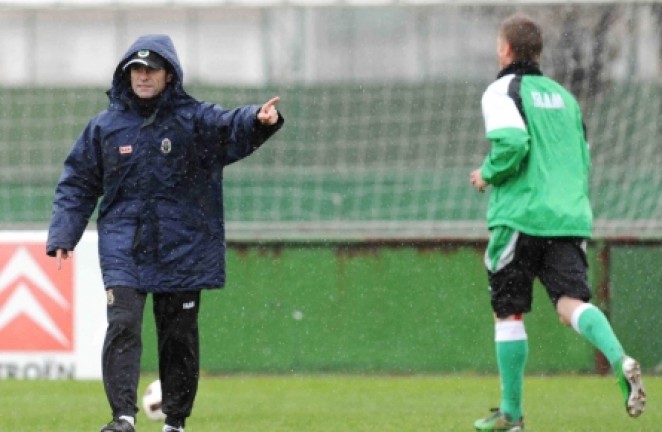 Marcelino da indicaciones bajo la lluvia