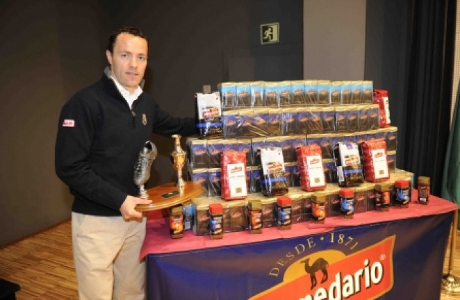 Trofeo y café para el riojano Trofeo y café para el riojano