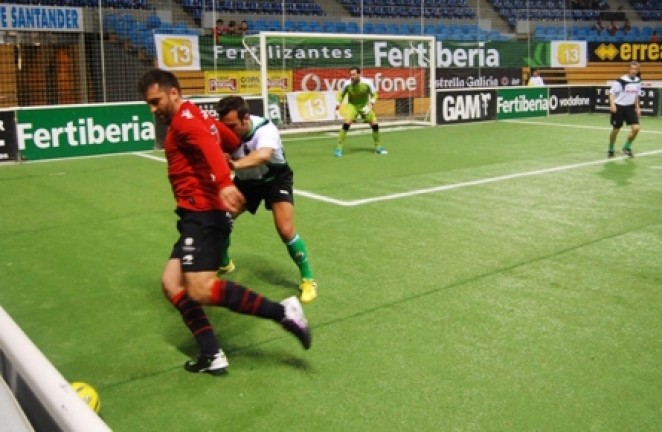Geli trata de coger el balón