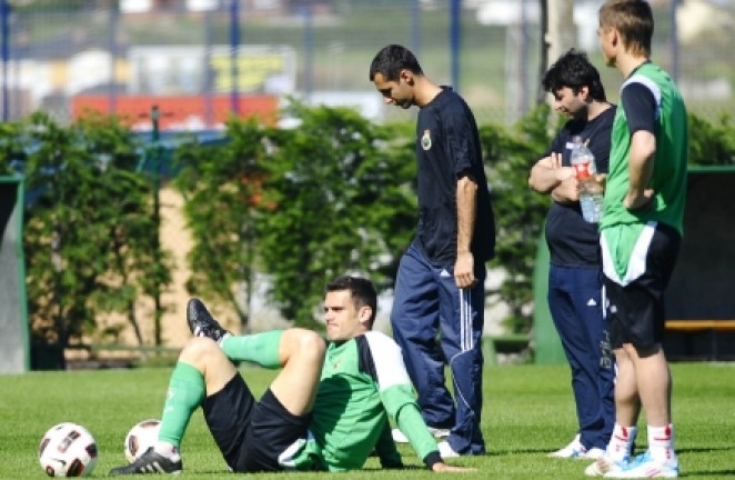 Tziolis, junto a los fisioterapeutas