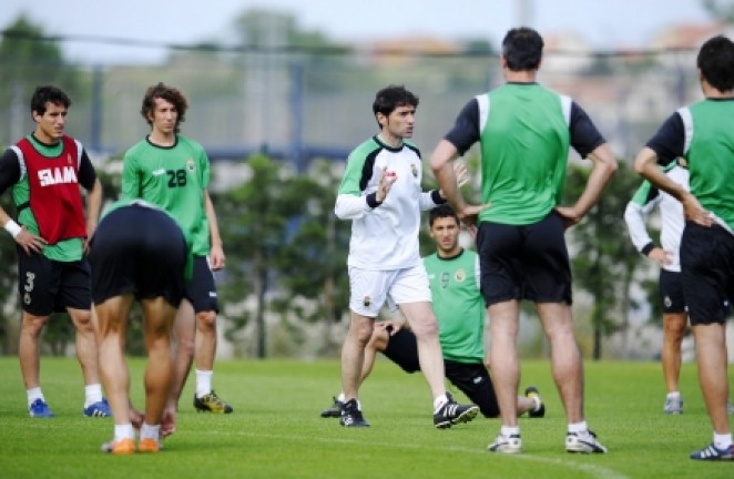 Marcelino explica ejercicios a los jugadores