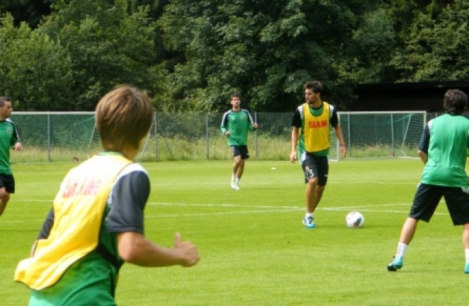 Adri&aacute;n con el bal&oacute;n