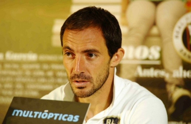 El capit&aacute;n, atento