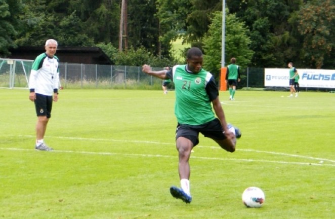 Diop se dispone a lanzar a puerta