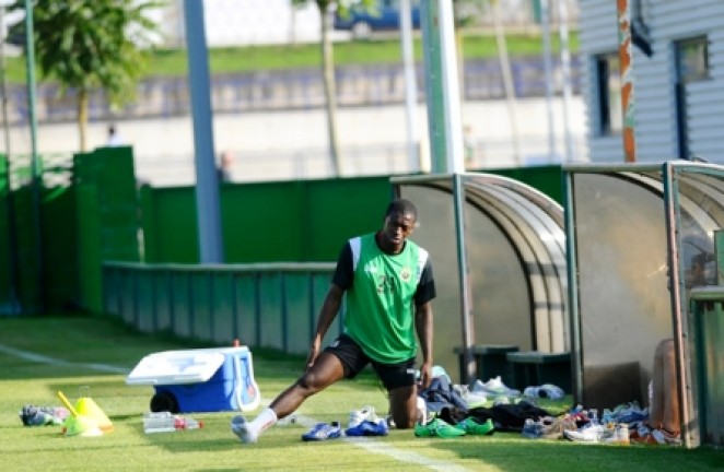 Diop estira sobre el c&eacute;sped
