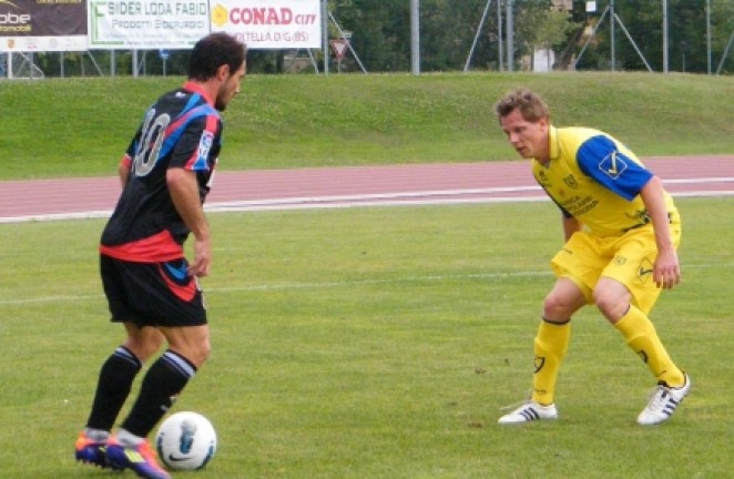 Munitis encara a un rival
