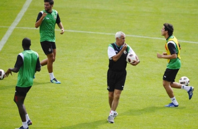 H&eacute;ctor C&uacute;per, con el silbato en la boca