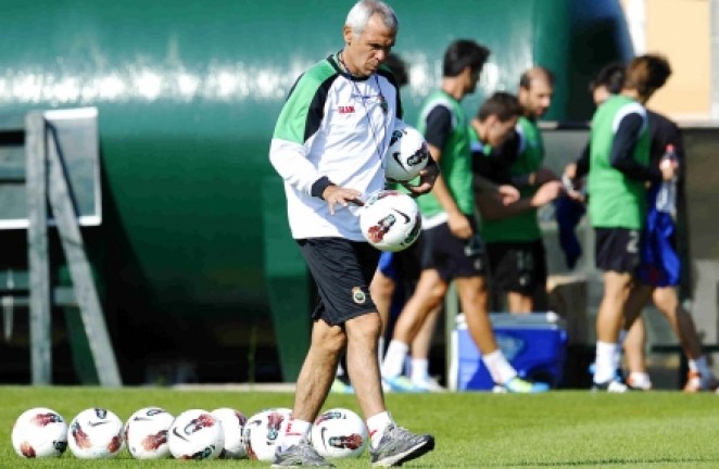 H&eacute;ctor C&uacute;per, con el bal&oacute;n en la mano