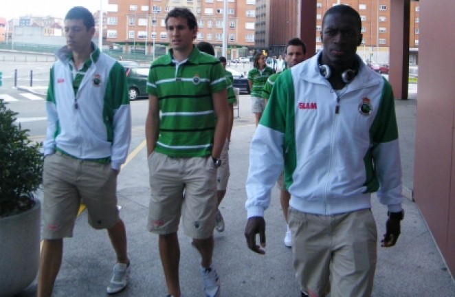 Diop, Stuani y Osmar, en la entrada al hotel