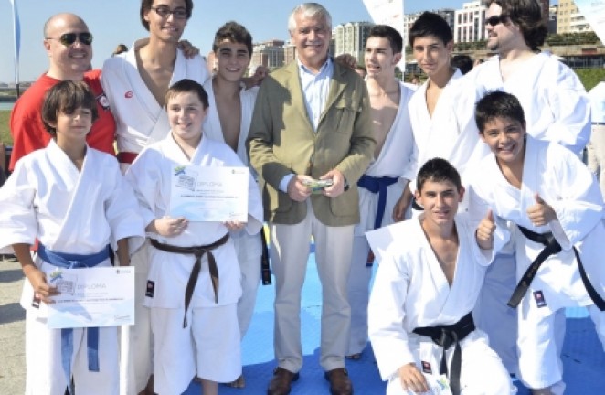 Pernía con los premiados en kárate