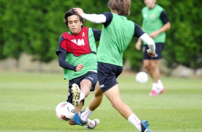 Edu Bedia y Luque pugnan por la pelota