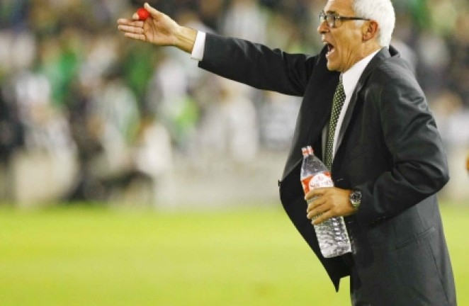 Cúper dirigiendo al equipo