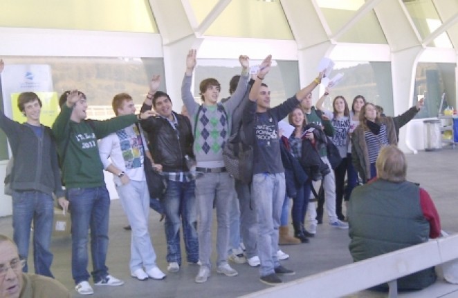 J&oacute;venes