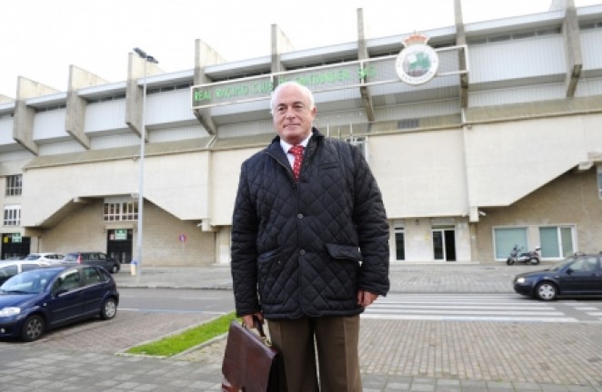 El nuevo Director General, junto a la fachada del estadio