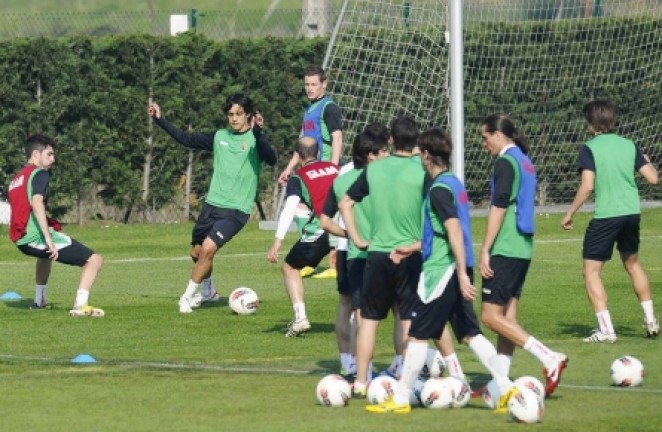 Edu Bedia, con el balón