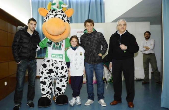 Entrega de la camiseta firmada
