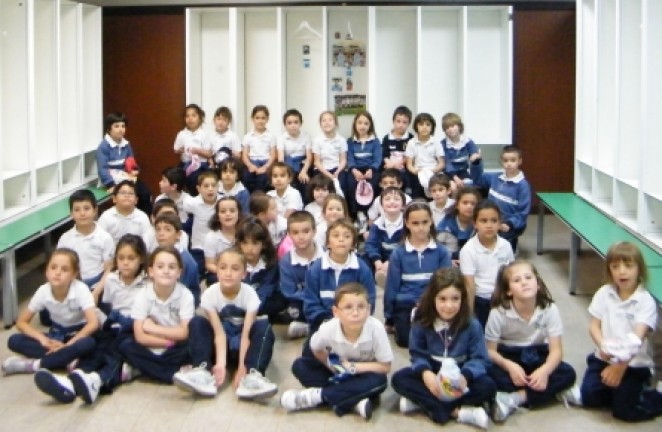 Los escolares, en el vestuario del primer equipo Los escolares, en el vestuario del primer equipo