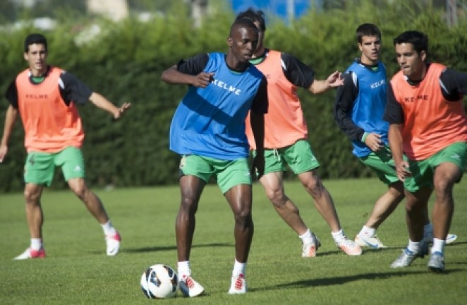 Kon&eacute; tiene el bal&oacute;n controlado