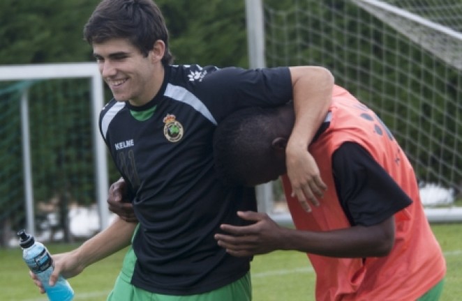 Jairo bromea con Kon&eacute;
