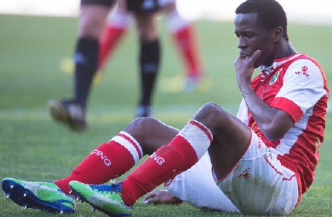Koné,en el suelo