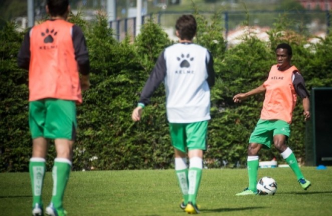 Kon&eacute; toca el bal&oacute;n