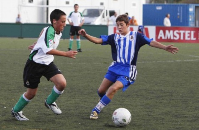 Un futbolista infantil, en acción