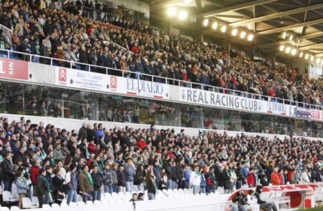 La afici&oacute;n guard&oacute; respetuosa el minuto de silecio