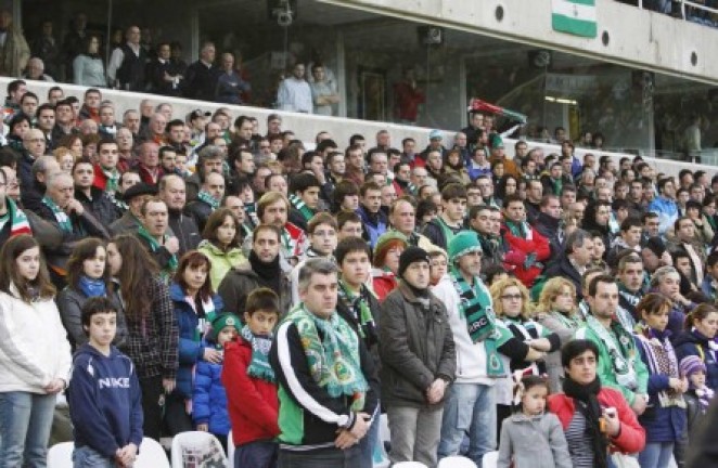 La afici&oacute;n guard&oacute; respetuosa el silencio
