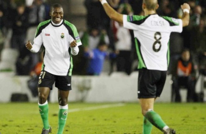 Diop y Colsa festejan un gol