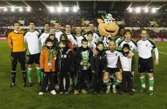 El equipo posó con los niños El equipo posó con los niños