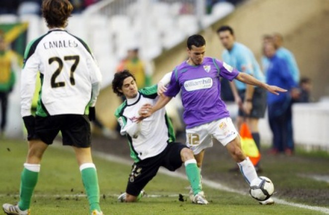 Toni Moral trata de robar el balón a un rival Toni Moral trata de robar el balón a un rival