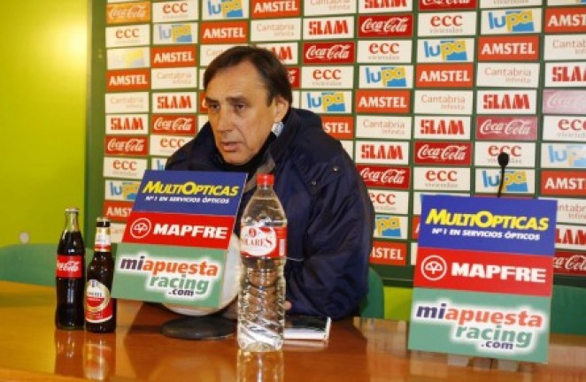 El mister, en la sala de prensa El mister, en la sala de prensa