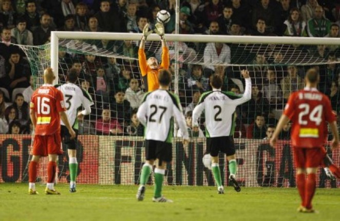 Fabio despeja el bal&oacute;n