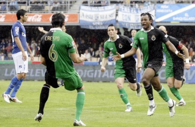Crespo y Tchit&eacute; se felicitan por el gol