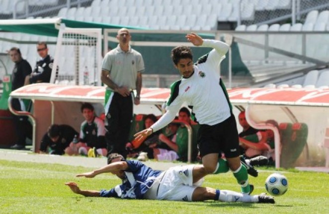 Roberto Cano, derribado por un jugador visitante