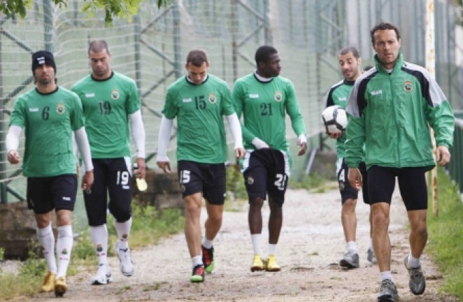 Jugadores camino del campo n&uacute;mero uno