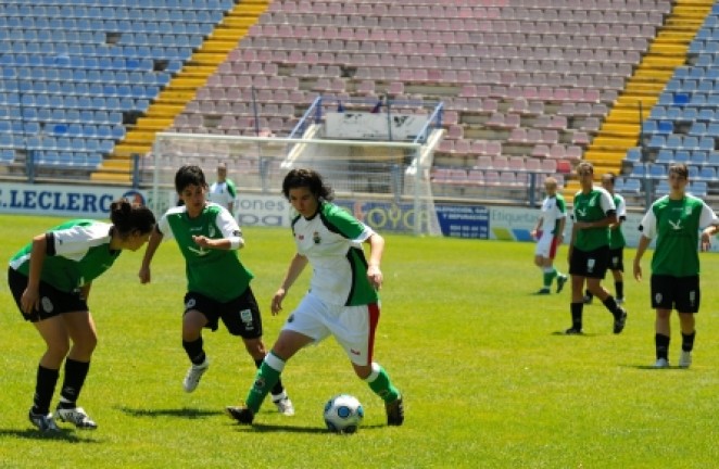 Marta rodeada de jugadoras del Extremadura