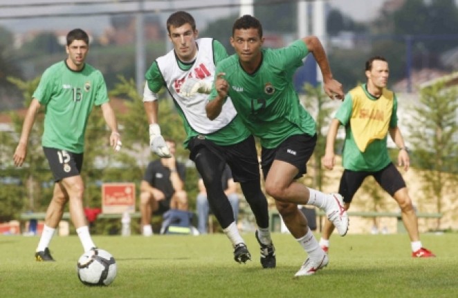 Danilo Alves, con el balón controlado
