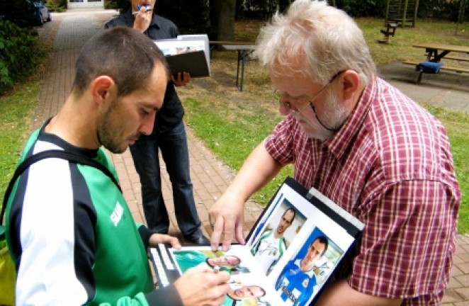 Munitis firmando autógrafos Munitis firmando autógrafos