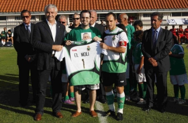 Entrega de la camiseta al hijo de Enrique Tagle Entrega de la camiseta al hijo de Enrique Tagle