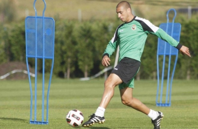 Ariel, con el bal&oacute;n controlado
