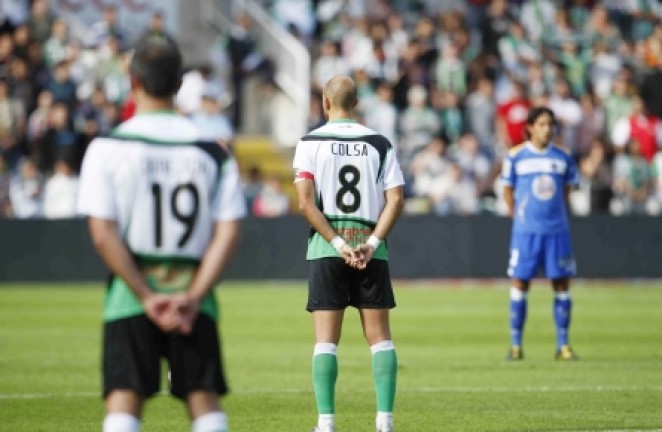 Los jugadores, durante el minuto de silencio