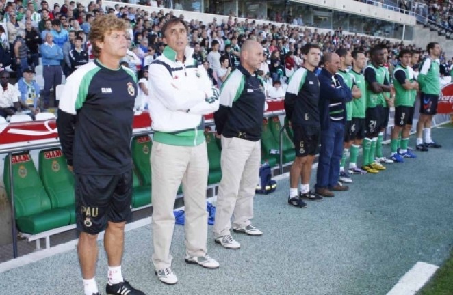 El banquillo guarda respetuosamente el minuto de silencio